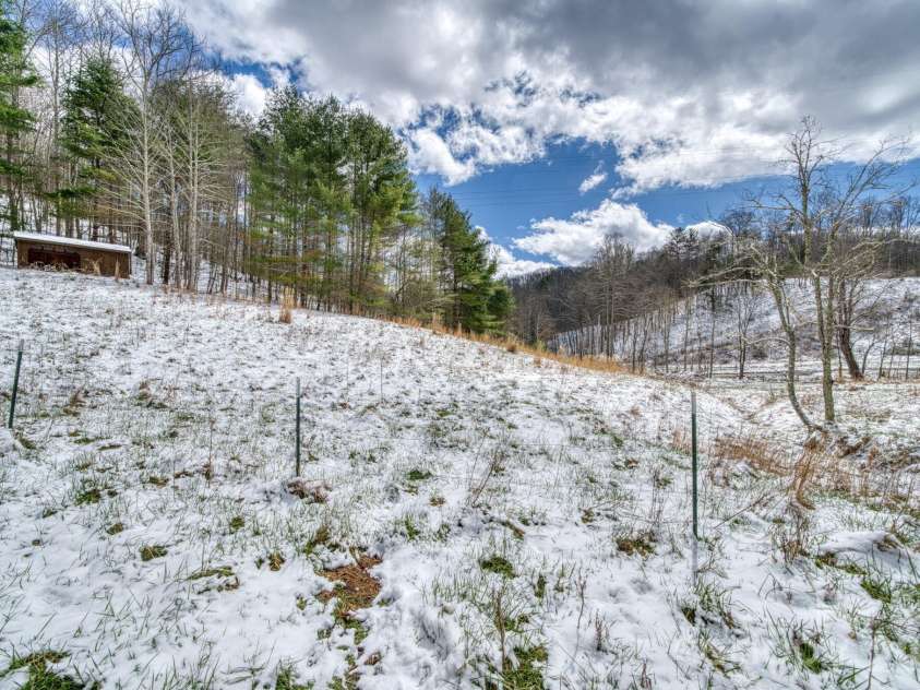 292 Crow Lane, Burnsville, NC 28714.  MLS# CAR4358084, YatesRealty ID 4820. 