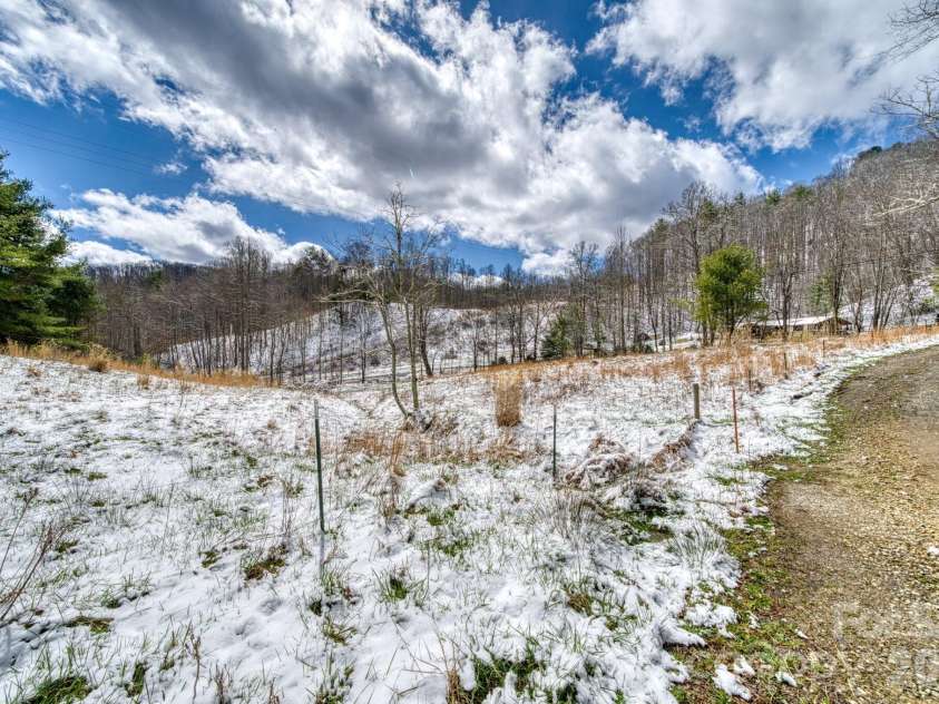 292 Crow Lane, Burnsville, NC 28714.  MLS# CAR4358084, YatesRealty ID 4820. 