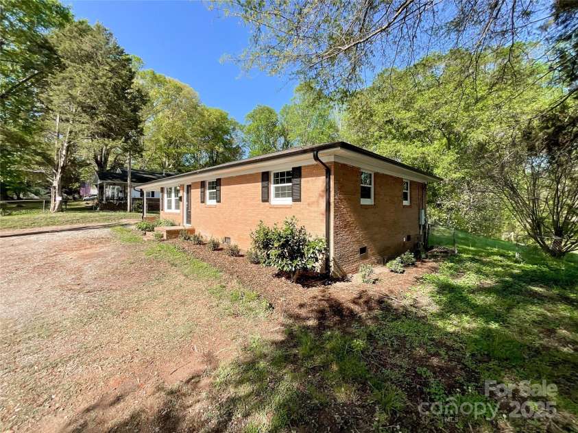 418 Dallas Stanley Highway, Dallas, NC 28034.  MLS# CAR4233569, YatesRealty ID 4820. 