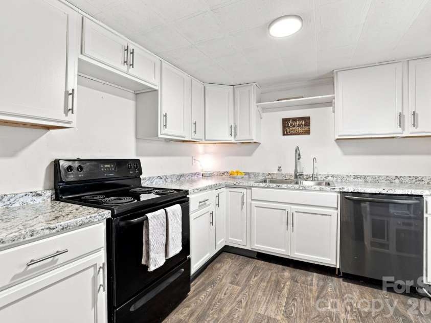 4436 Shiloh Unity Road, Lancaster, SC 29720.  MLS# CAR4420361, YatesRealty ID 48215. Bright kitchen with freshly painted cabinets!