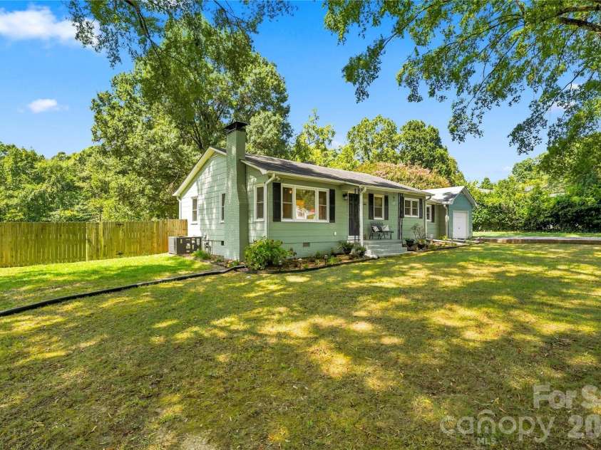 8008 Chapman Street, Charlotte, NC 28216.  MLS# CAR4420578, YatesRealty ID 48220. 