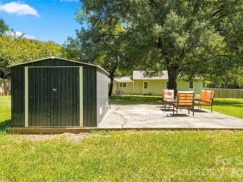 8008 Chapman Street, Charlotte, NC 28216.  MLS# CAR4420578, YatesRealty ID 48220. 