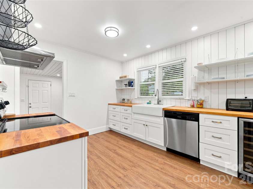 8008 Chapman Street, Charlotte, NC 28216.  MLS# CAR4420578, YatesRealty ID 48220. 