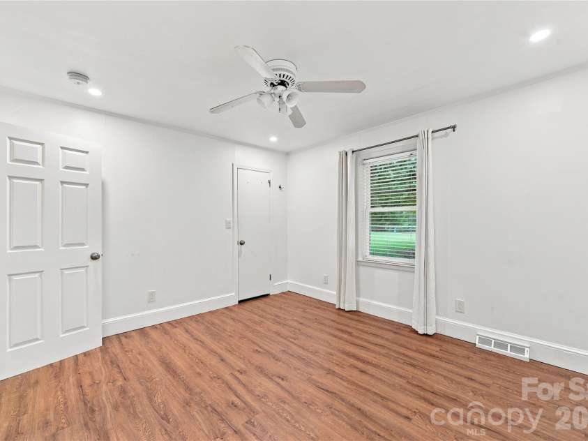 8008 Chapman Street, Charlotte, NC 28216.  MLS# CAR4420578, YatesRealty ID 48220. 