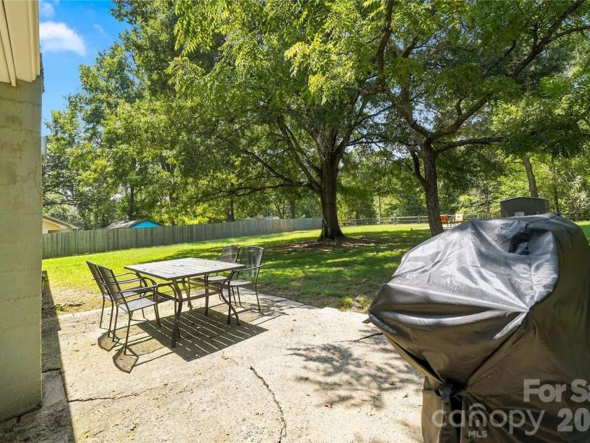 8008 Chapman Street, Charlotte, NC 28216.  MLS# CAR4420578, YatesRealty ID 48220. 