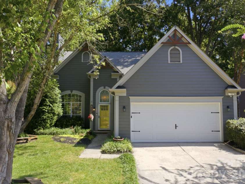 8927 Raven Park Drive, Charlotte, NC 28216.  MLS# CAR4419436, YatesRealty ID 48226. 