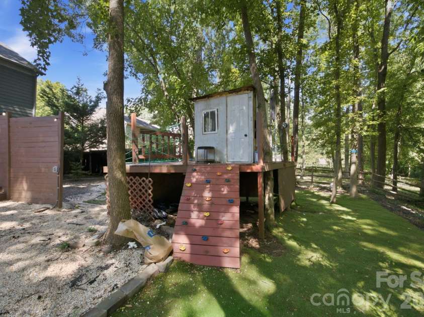8927 Raven Park Drive, Charlotte, NC 28216.  MLS# CAR4419436, YatesRealty ID 48226. 