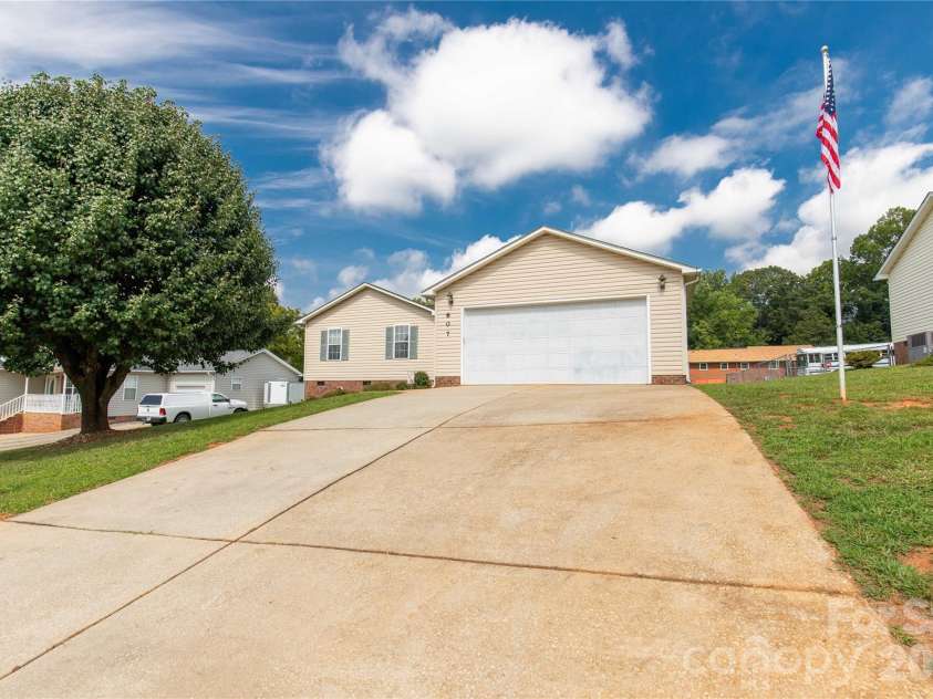 607 Helms Drive, Lowell, NC 28098.  MLS# CAR4419669, YatesRealty ID 48228. 