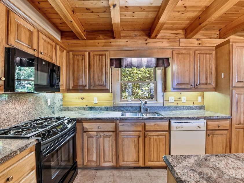 463 Walela Trail, Maggie Valley, NC 28751.  MLS# CAR4420283, YatesRealty ID 48230. 
