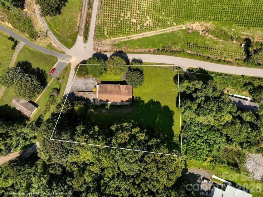 299 Mcdowell Lane, Burnsville, NC 28714.  MLS# CAR4420627, YatesRealty ID 48233. 