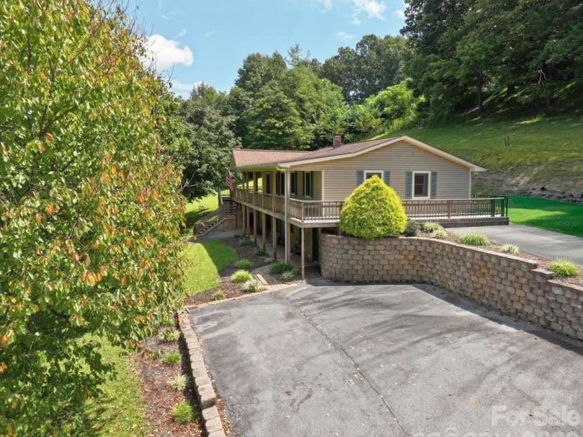 299 Mcdowell Lane, Burnsville, NC 28714.  MLS# CAR4420627, YatesRealty ID 48233. 