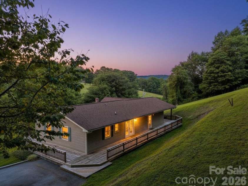 299 Mcdowell Lane, Burnsville, NC 28714.  MLS# CAR4420627, YatesRealty ID 48233. 