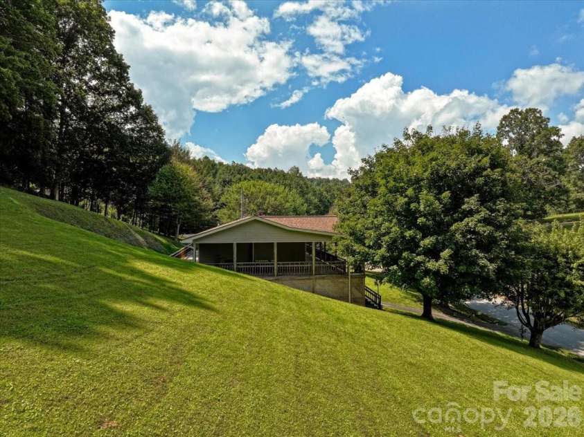 299 Mcdowell Lane, Burnsville, NC 28714.  MLS# CAR4420627, YatesRealty ID 48233. 