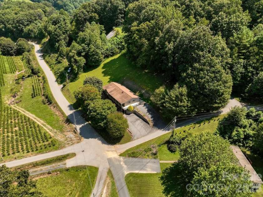299 Mcdowell Lane, Burnsville, NC 28714.  MLS# CAR4420627, YatesRealty ID 48233. 