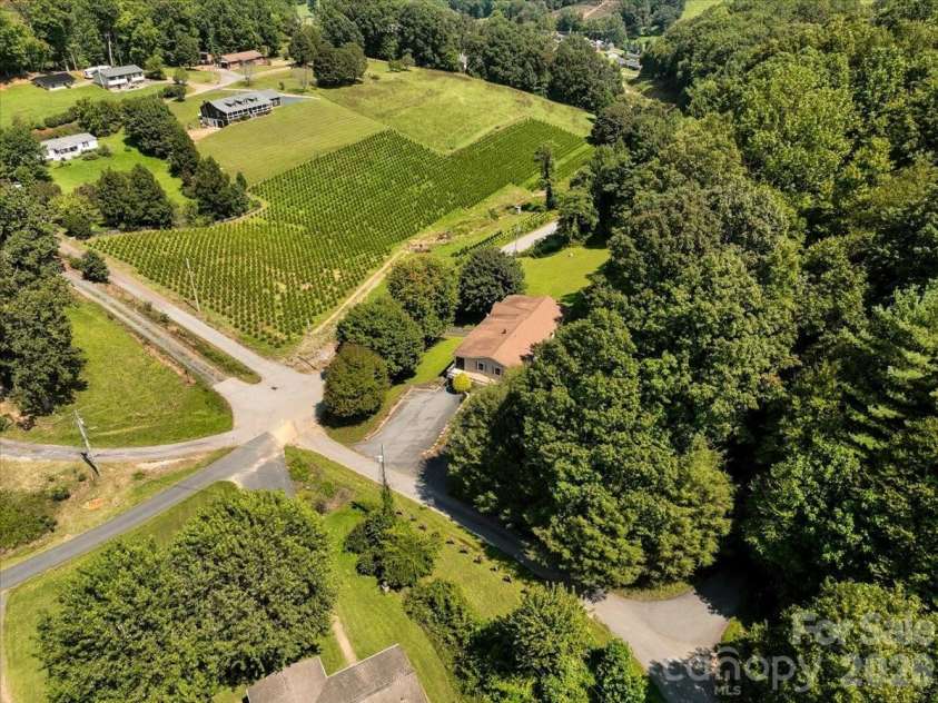 299 Mcdowell Lane, Burnsville, NC 28714.  MLS# CAR4420627, YatesRealty ID 48233. 
