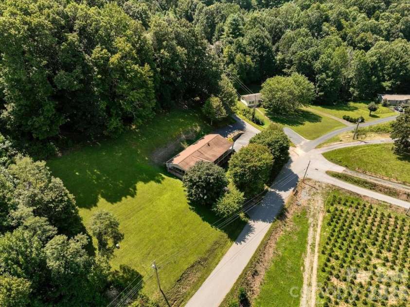 299 Mcdowell Lane, Burnsville, NC 28714.  MLS# CAR4420627, YatesRealty ID 48233. 