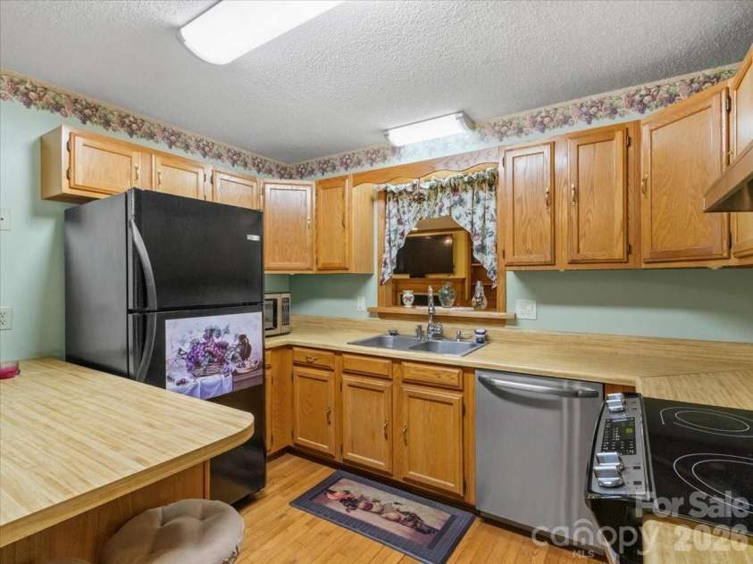 299 Mcdowell Lane, Burnsville, NC 28714.  MLS# CAR4420627, YatesRealty ID 48233. 