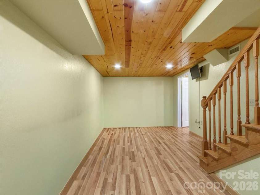 299 Mcdowell Lane, Burnsville, NC 28714.  MLS# CAR4420627, YatesRealty ID 48233. 