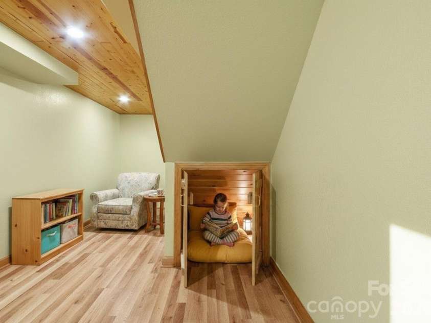 299 Mcdowell Lane, Burnsville, NC 28714.  MLS# CAR4420627, YatesRealty ID 48233. 