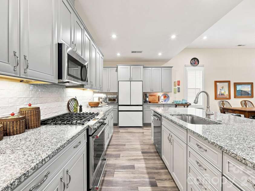 7106 Overjoyed Crossing, Charlotte, NC 28215.  MLS# CAR4417252, YatesRealty ID 48236. 