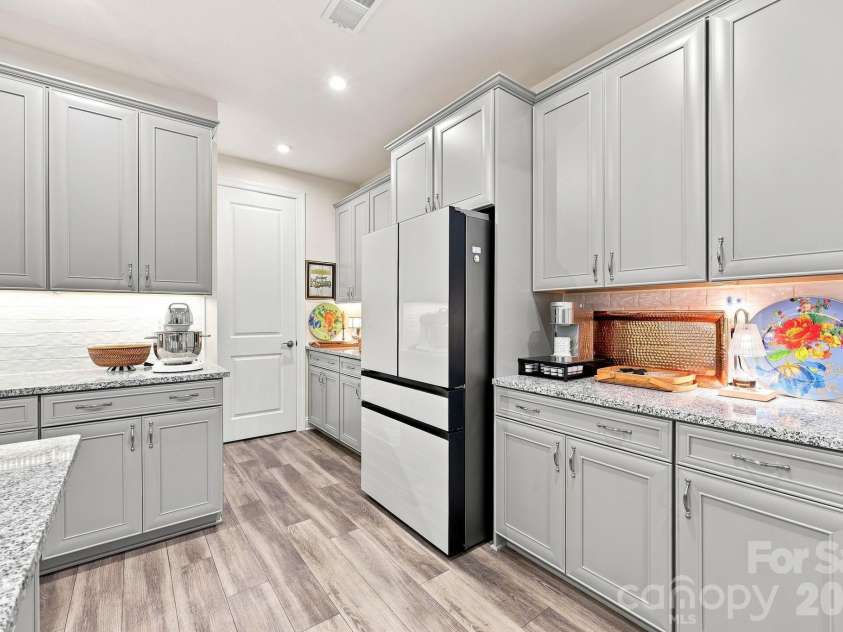 7106 Overjoyed Crossing, Charlotte, NC 28215.  MLS# CAR4417252, YatesRealty ID 48236. 