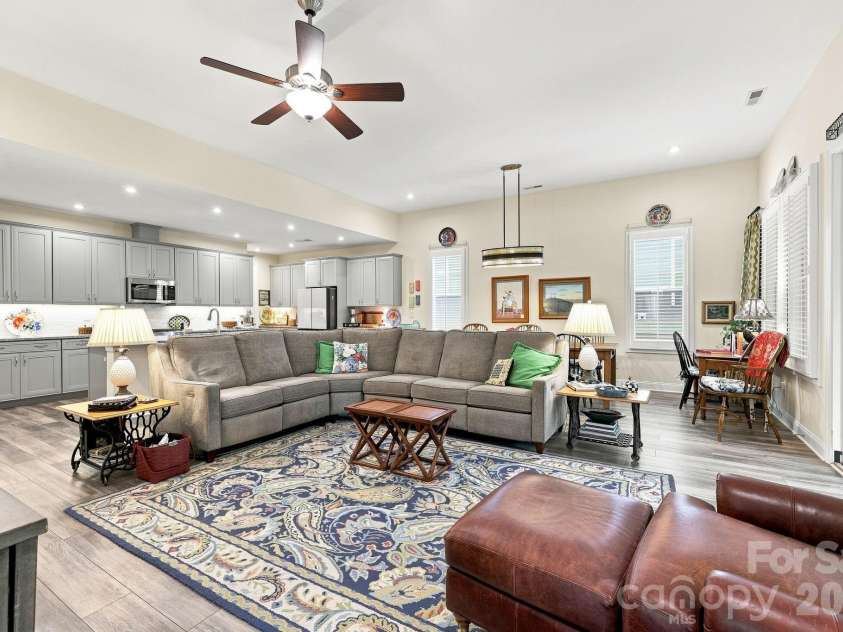 7106 Overjoyed Crossing, Charlotte, NC 28215.  MLS# CAR4417252, YatesRealty ID 48236. 