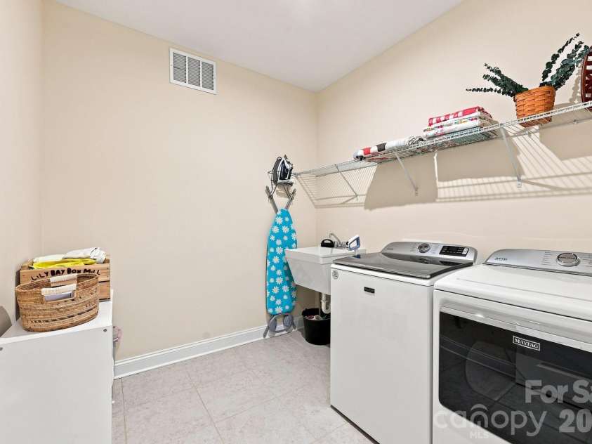 7106 Overjoyed Crossing, Charlotte, NC 28215.  MLS# CAR4417252, YatesRealty ID 48236. 
