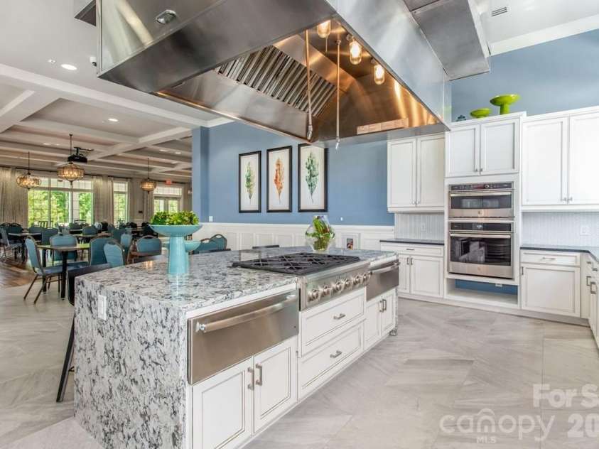 7106 Overjoyed Crossing, Charlotte, NC 28215.  MLS# CAR4417252, YatesRealty ID 48236. 