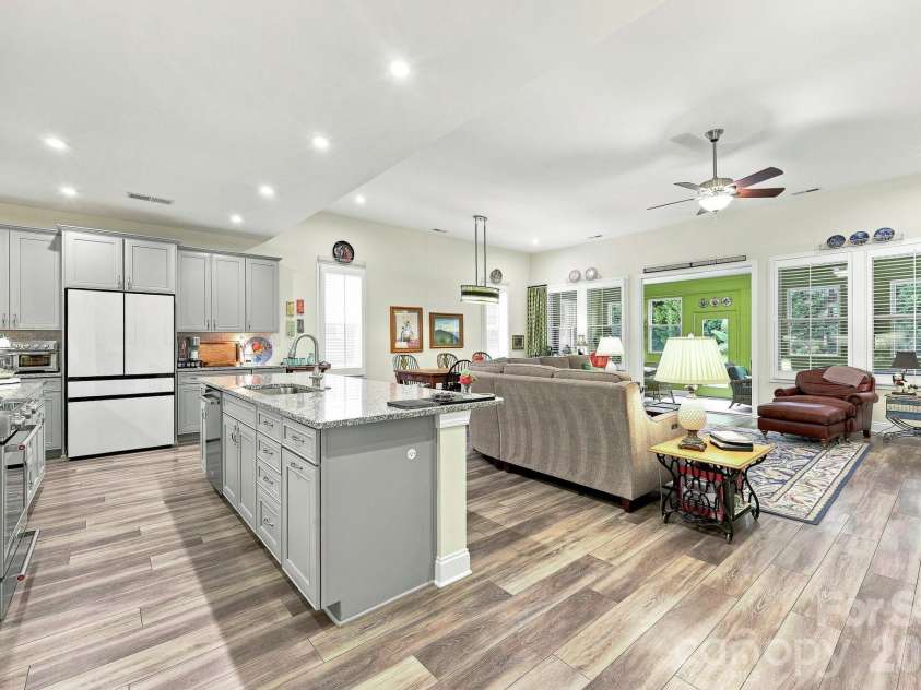 7106 Overjoyed Crossing, Charlotte, NC 28215.  MLS# CAR4417252, YatesRealty ID 48236. 