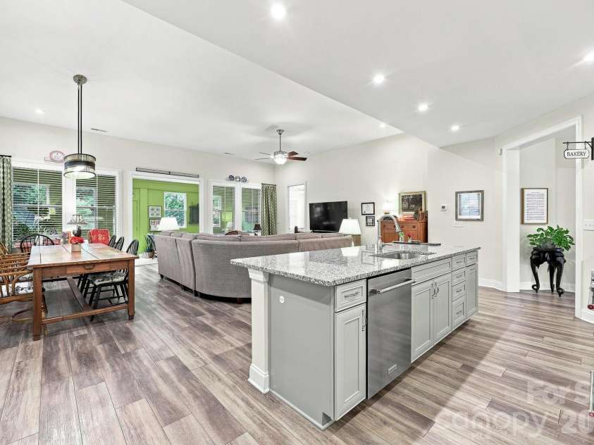 7106 Overjoyed Crossing, Charlotte, NC 28215.  MLS# CAR4417252, YatesRealty ID 48236. 