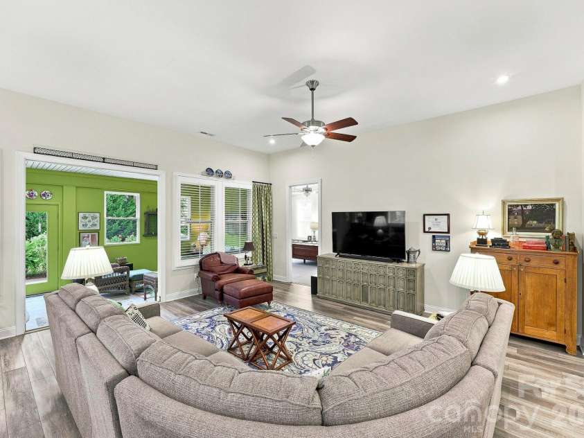 7106 Overjoyed Crossing, Charlotte, NC 28215.  MLS# CAR4417252, YatesRealty ID 48236. 