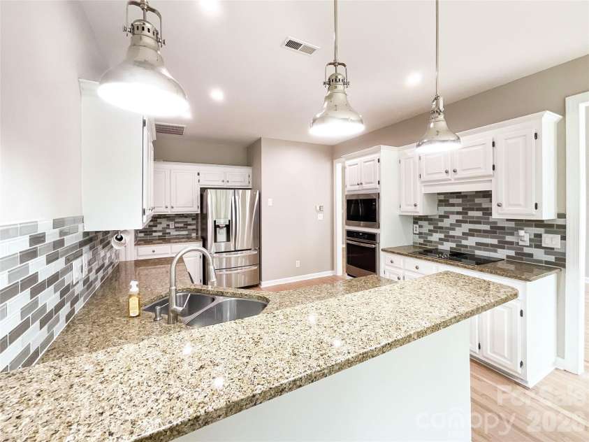 7000 Royce Court, Charlotte, NC 28277.  MLS# CAR4420656, YatesRealty ID 48241. Kitchen Granite Bar