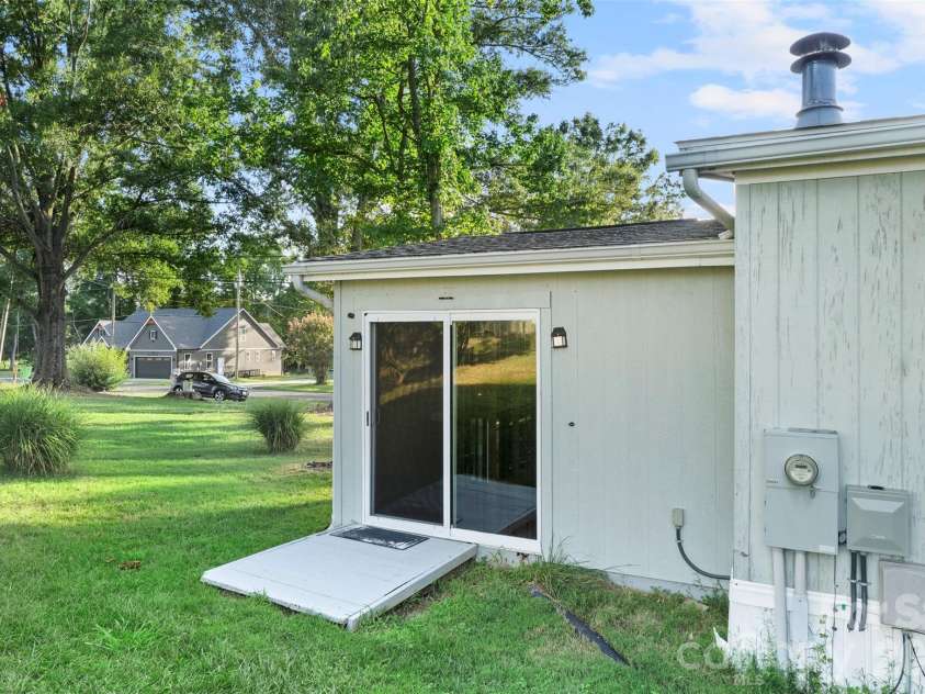 949 Riverview Road Extension, Lexington, NC 27292.  MLS# CAR4420681, YatesRealty ID 48243. 