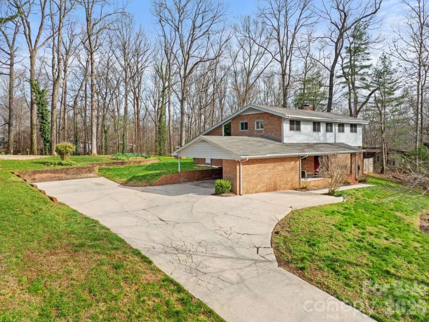 5313 Montevista Drive, Greensboro, NC 27407.  MLS# CAR4359423, YatesRealty ID 4825. 