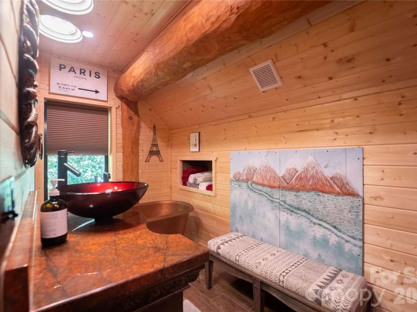 142 Southwood Drive, Brevard, NC 28712.  MLS# CAR4420666, YatesRealty ID 48250. Loft full bathroom