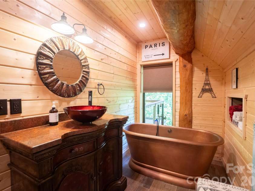 142 Southwood Drive, Brevard, NC 28712.  MLS# CAR4420666, YatesRealty ID 48250. Loft full bathroom