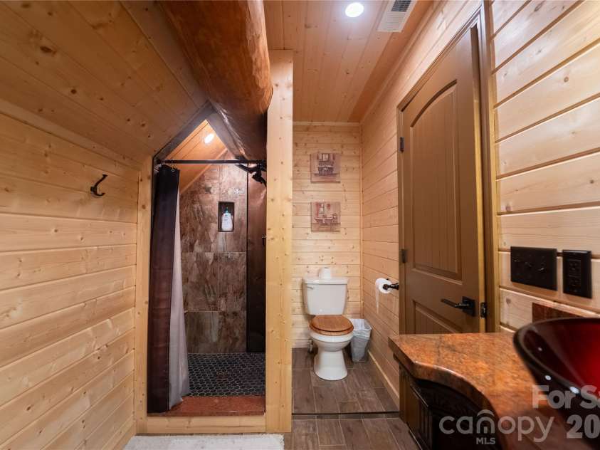 142 Southwood Drive, Brevard, NC 28712.  MLS# CAR4420666, YatesRealty ID 48250. Loft full bathroom