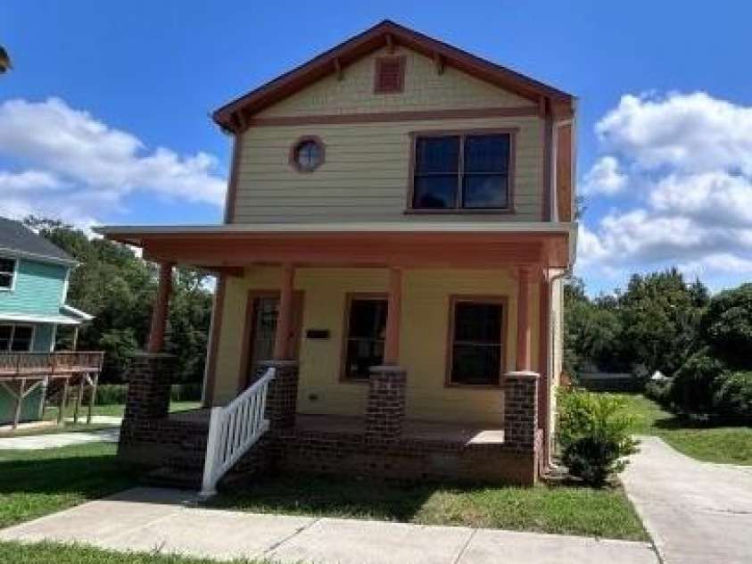 523 Front Street, Statesville, NC 28677.  MLS# CAR4420516, YatesRealty ID 48251. 