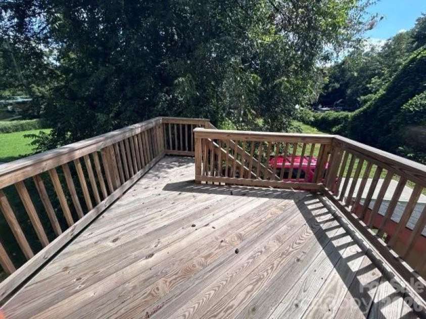 523 Front Street, Statesville, NC 28677.  MLS# CAR4420516, YatesRealty ID 48251. 