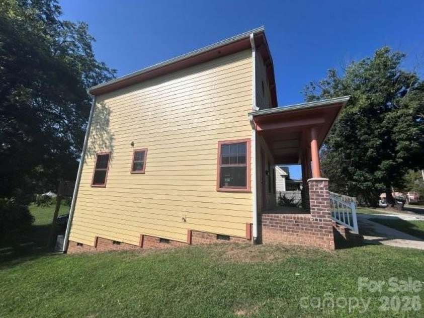 523 Front Street, Statesville, NC 28677.  MLS# CAR4420516, YatesRealty ID 48251. 