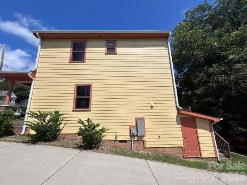 523 Front Street, Statesville, NC 28677.  MLS# CAR4420516, YatesRealty ID 48251. 