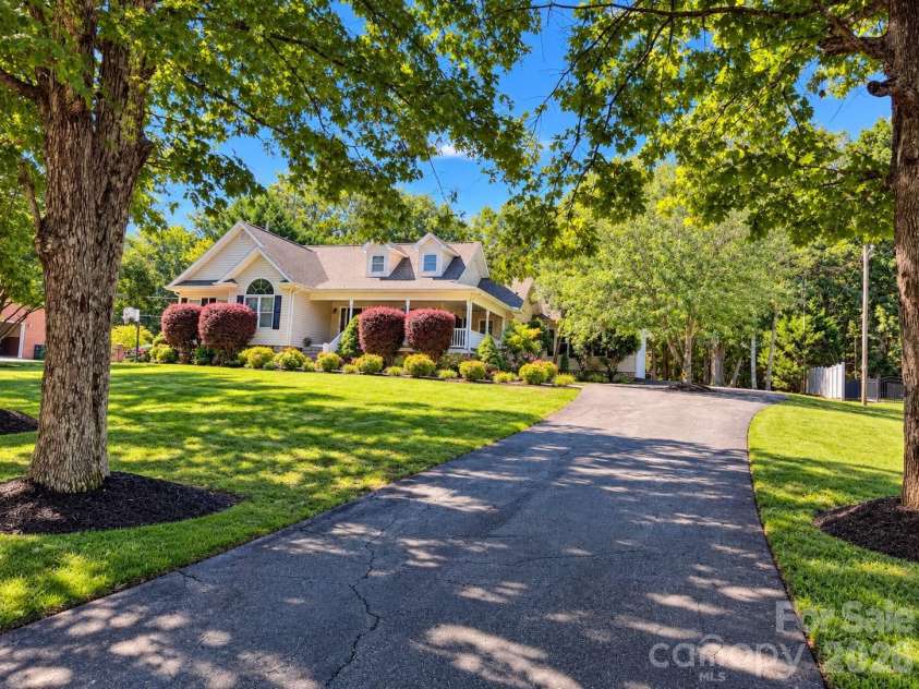 107 Shawnee Trail, Maiden, NC 28650.  MLS# CAR4416945, YatesRealty ID 48260. 