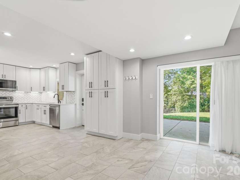 77 Trotter Place, Asheville, NC 28806.  MLS# CAR4419815, YatesRealty ID 48266. Dining to kitchen
