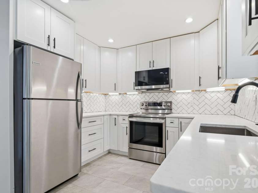 77 Trotter Place, Asheville, NC 28806.  MLS# CAR4419815, YatesRealty ID 48266. Lower Unit Kitchen