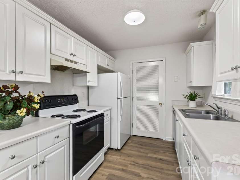 1649 Norfolk Court, Rock Hill, SC 29730.  MLS# CAR4419543, YatesRealty ID 48268. Kitchen