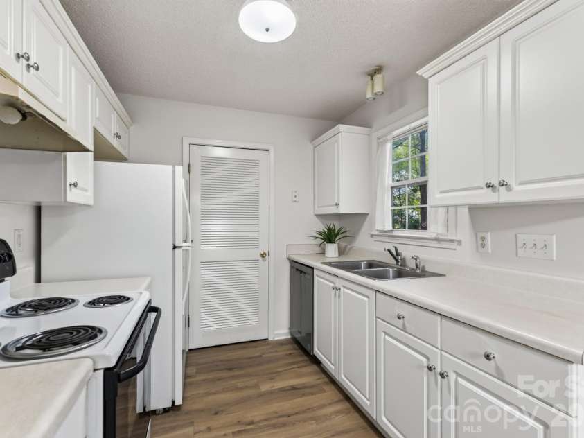 1649 Norfolk Court, Rock Hill, SC 29730.  MLS# CAR4419543, YatesRealty ID 48268. Kitchen