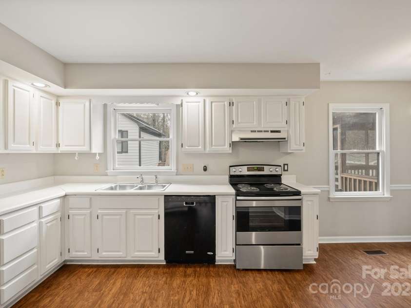 8730 Rittenhouse Circle, Charlotte, NC 28270.  MLS# CAR4225196, YatesRealty ID 4827. Kitchen