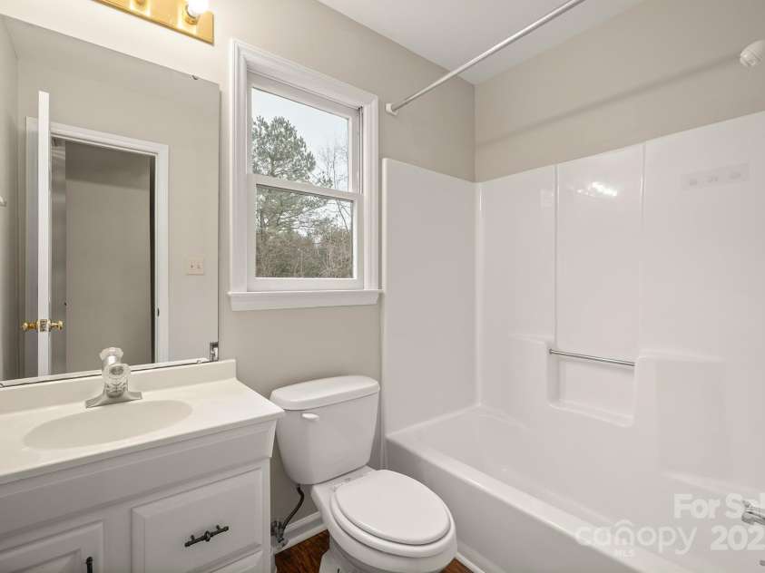 8730 Rittenhouse Circle, Charlotte, NC 28270.  MLS# CAR4225196, YatesRealty ID 4827. Upstairs Full Bath