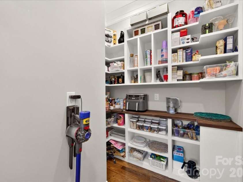 2200 Stratford Avenue, Charlotte, NC 28205.  MLS# CAR4413769, YatesRealty ID 48273. 