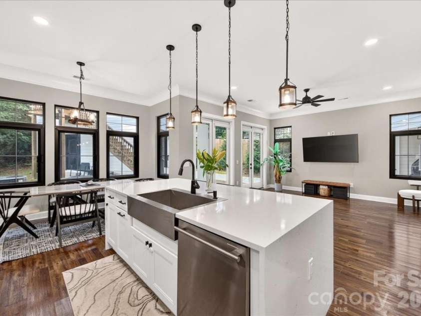 2200 Stratford Avenue, Charlotte, NC 28205.  MLS# CAR4413769, YatesRealty ID 48273. 